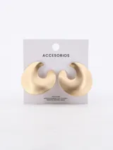 Aros colgantes dorados con forma de medialuna.