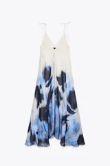 Vestido midi de tirantes finos ajustables, confeccionado en ramio color blanco con estampado abstracto en tonos azules.