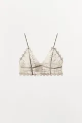 Bralette triangular color crudo con encaje floral, escote en pico, tirantes finos ajustables y cierre trasero con ganchos metálicos.