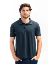 Remera polo verde militar de manga corta, con cuello clásico y tapeta de dos botones.