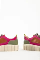 Zapatillas deportivas de cuero color beige con detalles en lila y amarillo.