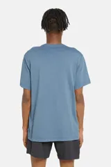 Remera celeste de corte recto con logo de Levi's estampado en el pecho.