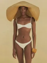 Conjunto de bikini blanco con textura de piña. Incluye top con tirantes finos ajustables y braguita de corte clásico.