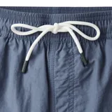 Short de baño azul con cintura elástica y cordón ajustable.