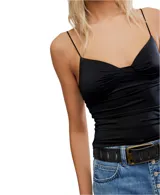 Top negro de jersey suave con copas triangulares y fruncido en el centro. Breteles finos regulables.