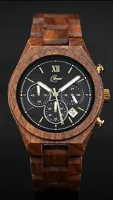 Reloj cronógrafo con caja y correa de madera de nogal, esfera negra con detalles dorados y fechador.