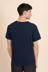 Remera de manga corta azul marino con cuello en V.