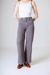 Pantalón de jean negro de corte wide leg con cintura alta y bolsillos delanteros y traseros.
