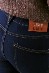 Pantalón de jean azul oscuro, de corte recto y tiro alto.