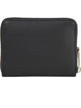 Billetera mediana con diseño de cremallera, presenta múltiples compartimentos para tarjetas y un bolsillo interno con cremallera, adornada con el monograma TH.
