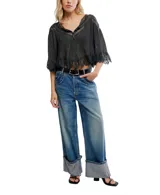 Blusa blanca de poliéster con detalles de encaje en el escote en V, en los puños de manga 3/4 y en el ruedo inferior. Presenta pinzas verticales en el frente y botones frontales.