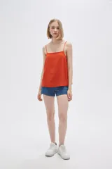 Blusa de lino color naranja, de corte ancho y cuello recto, con breteles finos.