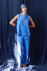 Pantalón de lino color azul con bolsillos laterales y traseros.