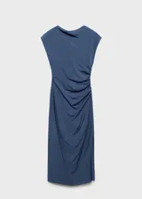Vestido midi azul con cuello drapeado, corte recto, sin mangas y cintura drapeada.