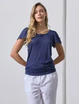 Remera azul de mangas cortas con detalle de frunces en los hombros.