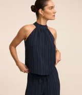 Blusa sin mangas con cuello halter, lazo en el cuello y rayas verticales.