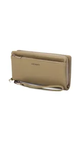 Billetera color beige con doble compartimento con cierre, correa de mano y logo de la marca en el frente.