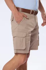 Bermuda cargo color caqui confeccionada en 98% algodón y 2% spandex.