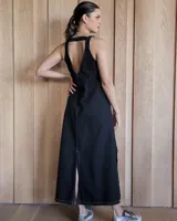 Vestido largo azul melange de corte imperio, con escote en V y breteles finos. Presenta una abertura lateral en la falda.
