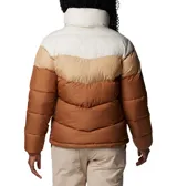 Campera puffer Columbia de mujer, con bloques de color marrón, beige y blanco. Tiene cuello alto, cierre frontal con cremallera, bolsillos laterales con cremallera y puños elásticos.