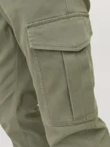 Pantalón cargo color verde oliva con cierre de cremallera y bolsillos laterales.