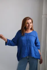 Blusa azul de lino con corte holgado, cuello redondo y mangas 3/4.