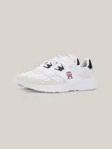 Zapatillas de running Tommy Hilfiger Modern, color blanco con detalles en azul marino y rojo. Confeccionadas en gamuza con interior de poliéster reciclado, plantilla extraíble de poliuretano y suela de EVA.