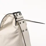 Bandolera de cuero sintético color blanco con textura granulada, cierre superior con cremallera, correa larga regulable y herrajes plateados.