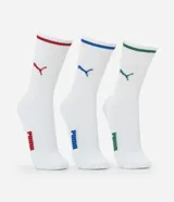 Kit de tres pares de medias deportivas Puma de caña larga, color blanco con detalles en azul, verde y rojo.