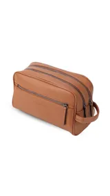 Neceser unisex de símil cuero color camel, con forma rectangular y asa lateral. Presenta un bolsillo frontal con cierre vertical y un compartimento principal con cierre superior.