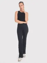 Top deportivo negro, corto, de tejido acanalado, sin mangas y con espalda deportiva.