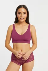 Bralette de lycra color lila, sin aro, marca Montelle. Tiene copas internas removibles, breteles fijos regulables y cierre trasero de tres posiciones.