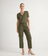Blusa color verde militar de poliéster con escote en V y mangas cortas.