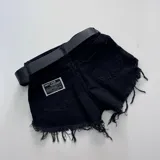 Short de jean negro con cintura alta, cierre frontal con botón y cremallera, bolsillos delanteros y traseros, y ruedo desflecado.