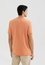 Camiseta gris oscuro de manga corta con cuello en V.