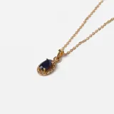 Gargantilla de oro amarillo 18k con dije ovalado con zafiro central y halo de diamantes.