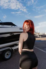 Top de lycra negro con forro, corte hasta la cintura, escote redondo y detalle de abertura con hebilla en el frente.