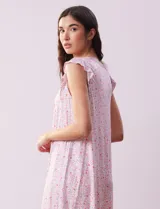 Camisón corto negro con estampado de lunares blancos, escote en V con puntilla blanca y botones.