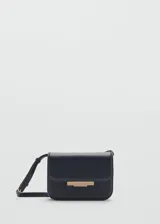 Bolso negro de diseño elegante, con cierre frontal y correa ajustable.