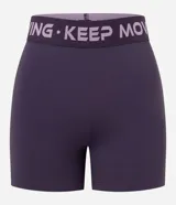 Bermuda deportiva corta color gris oscuro, con cintura elástica estampada con la frase "keep moving".