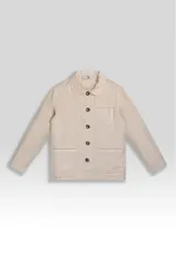 Campera estilo sobrecamisa color crema, confeccionada en lino premium con bolsillos frontales y costuras reforzadas.