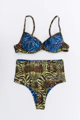 Conjunto de bikini negro y dorado, con corpiño triangular y bombacha clásica con cintura alta.