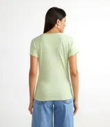 Remera celeste de algodón con escote en V, mangas cortas y bolsillo en el pecho.