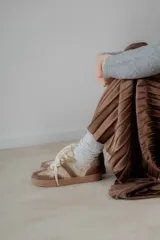 Championes acordonados color beige y dorado con suela marrón.