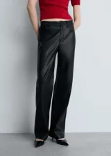 Pantalón de cuero sintético negro, de corte recto y tiro alto.