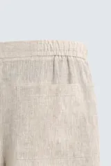 Bermuda negra de lino con calce relajado. Presenta cintura elástica ajustable con cordón, bolsillos frontales y un bolsillo trasero de plastrón.