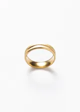 Anillo semi-fino de acero quirúrgico dorado con acabado esmerilado y diseño minimalista.