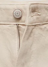 Pantalón de jean color crudo, de tiro alto, corte slouchy y diseño balloon. Cuenta con cinco bolsillos, trabillas y cierre frontal con cremallera y botón.