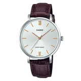 Reloj Casio Collection con correa de cuero marrón, caja plateada y esfera blanca con agujas y marcadores dorados. Resistente al agua (30m).