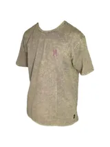 Remera color arena con efecto gastado, de manga corta y cuello redondo. Presenta un pequeño logo bordado en el pecho.